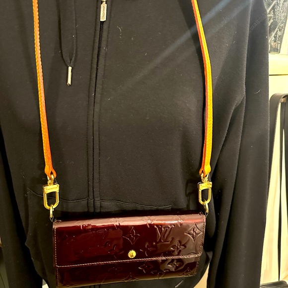 Louis Vuitton embossed burgundy wallet - Picture 5 of 5